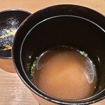 鮨 さかい - ㉒赤出汁(真鯛&赤鯥&金目鯛の出汁)
      真鯛は直ぐ臭みが出るので普通は焼いてから出汁を取るのですが、鮨さかいサンでは洗いで細かな血などを徹底的に取り除くそう
      透明感のある深い旨みが良い