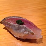 鮨 さかい - ⑳瀬付き真鯵(島根県萩産)
      産卵は春～夏、旬は秋～冬、サイズは小ぶりですが、脂のりはバッチリ、香りもとても良い
      根付きは深場の大岩ですが、瀬付きは浅場の大岩で流れが早く網蝦が湧く時期は滋味が濃くなる