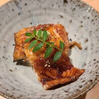 鮨 さかい - ⑩海鰻(熊本県八代産、900g)のマイクロ丼 
                    巨大な天然鰻で皮は厚くバリッと噛み応えがあり、皮下の脂は滋味深く、濃厚なコクと旨みが最高でした
                    これって1匹2.5万円位しそう