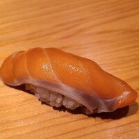 鮨 さかい - ⑬時鮭(ときしらず、【白鮭の青年魚、3年魚】、北海道噴火湾産)
                      産卵は秋、回遊している時期の白鮭で卵に栄養を取られておらず脂のりか良いのが特徴
                      NOT冷凍な鮭のトロッとした旨みが素晴らしい