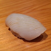 鮨 さかい - ⑪障泥烏賊(長崎県五島列島産)
                    産卵は春～初夏、旬は初春～夏、寿命1年
                    厚めの身は最下部に微かな歯応えを残しつつねっとり、しっかりした甘みと旨み
                    4日寝かせですが、7日寝かせた様な旨みは流石