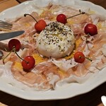 85BAL TEPPEN - 生ハムとブラータチーズ、さくらんぼを乗せて