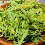 えびと馬肉と日本酒の居酒屋 - 春菊とサニーレタスのサラダ
