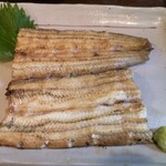 味治 - 白焼き。見事な蒸し・焼きで香り高い。皮を取った下ろしワサビもよく合います