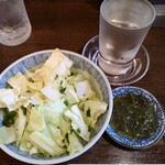 味治 - キャベツ紫蘇の実あえ、（付きだし）めかぶ酢、お酒（大山）