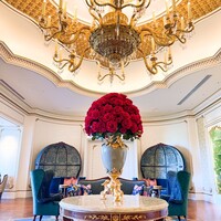 ラ・リベリュール - 宿泊者しか入れないグランドシャトーラウンジの先、ちょうどバラに隠れている部分に「ラ・リベリュール」の入り口があります