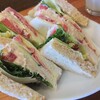 CAFE&PAN　汎茶 - 今日の日替わりサンドはレタスとツナ　トマトとハムのサンドイッチでした　ツナがたっぷりはいっていて美味しかったです　