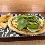 カフェ キタラワ - バジル＆ツナのピザ