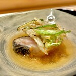 多仁本 - 炭火で焼かれた脂ののった黒ムツに万願寺唐辛子と玉葱のかき揚げを