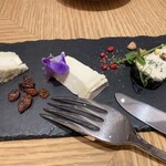 レ・カーヴ・ド・タイユヴァン - ３種チーズ盛り。ヤギがいい香り。