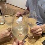 レ・カーヴ・ド・タイユヴァン 東京 - スパークリングで乾杯。ドライでシャブリのスパークリングな感じ。