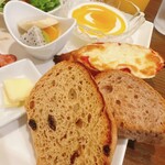 ビストロ アン ファミーユ - 自家製パン（くるみパンとレーズンパン）