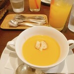 ビストロ アン ファミーユ - ジャガイモとトマトの冷製スープ