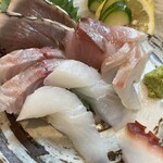 旬菜の味わい がら里 - 手前の白身は何とかハギ