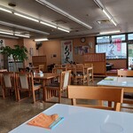 もつ煮ショップ - 奥には(南側)小上がり席あり。