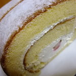 メルヘン洋菓子店 - 【イチゴのロール(950円)】のアップ