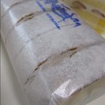 メルヘン洋菓子店 - 【イチゴのロール(950円)】切ってあります。