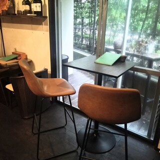 店内にあるハイチェアの2人席