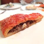 カトリカ - 挽肉のカルツォーネ　切り分け