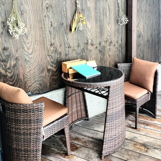 屋根やカーテンもある半テラスの2人席