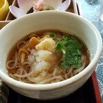 雪庭 - 安定のうどん。夏一杯は冷たいうどんと勝手に予想。