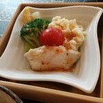 雪庭 - 手前は鶏むねを蒸した物、右はポテサラ、左ブロッコリーに隠れてホワイトアスパラが鎮座。