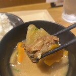 勝手場ごった - 味噌汁には、ほろほろ崩れる牛肉が入ってて美味しい