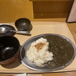勝手場ごった - お代わりカレーにもちゃんとフライドオニオンまで乗せてくれてる♪