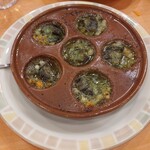 サイゼリヤ - エスカルゴのオーブン焼きちょっとドキドキしたけど食べてみると全然気にならない。ってかすごく旨い。貝のアヒージョって感じかな。スープというか、油がすごく旨味を持ってて旨い✨