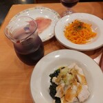 サイゼリヤ - デカンタ小、生ハム、蒸し鶏サラダ、にんじんサラダ。にんじんサラダはオレンジの柑橘系の香りが絶妙！蒸し鶏にかかってるディアボロ風ソースの風味が素晴らしい。