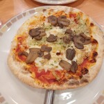 サイゼリヤ - 野菜とキノコのピザディアボロのソースがかかっていてさっぱりとした味わい。