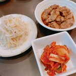 炭火焼肉 にく式 - もやしナムル、牛煮込み、キムチ