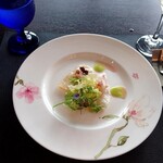 Bistro Plaisir - 真鯛のサラダ。緑とピンクのグラデーションがかったソースが美しい✨