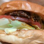 GOOD MUNCHIES 新宿御苑本店 - バーガー袋にIN