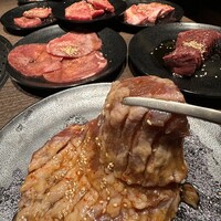 名駅de 焼肉 DOURAKU 名駅店 - 手前は壺漬けカルビ