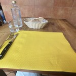 TRATTORIA ACCADI - 黄色いマットが可愛い