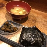 やきとりうねめ - ◎つや姫　おにぎり@300 お味噌汁付き　こちらも締めに相応しい優しいお味　※おにぎりは一口かじりました…