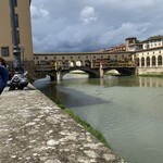 Osteria Giglio d'oro - ポンテベッキオ。5月のイタリアは天気が変わりやすく、この時は日が差していた。