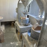 地粉や - 入口のガラス張りの工場