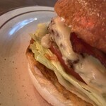 クリッターズバーガー - モッツァレラマッシュルームベーコン