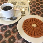 インド料理 パリワル - ランチタイムの場合はサービスのスペシャルセットのソフトドリンク(ホットコーヒーを選択)とガージャルコハルワ(¥380)