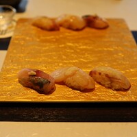 鮨 やまけん 銀座店 - おまかせ握り三貫［アジ、ホタテ、ヒラメ］