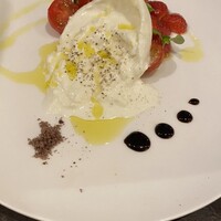 クッチーナ イタリアーナ アリア 六本木 - ブッラータチーズのカプレーゼ