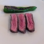 B6 - 以前ホルスタイン種の牡牛を酢橘と塩で頂いてとても美味しかったのですが、それとて肉牛として肥育されたもの。このリーフはそれよりさらに繊細です