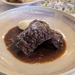 B6 - このリーフはとにかくお肉らしい匂いがしません。フランス料理には良くも悪くも匂いのあるお肉の方が合うように思うので難しいなと感じた次第