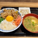 吉野家 - 年間通して一番好きな牛麦とろ丼。冷汁と納豆、生卵を追加。