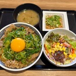 吉野家 - ネギ玉牛丼のサラダセット、納豆追加。