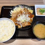 吉野家 - 大判豚肩ロース焼き定食（旨ダレ生姜）に納豆追加。