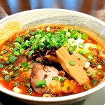 ネワ屋 - 山椒担々麺。チャーシュー4枚、メンマ、青ネギをトッピング