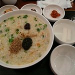 ボンジュク おかゆ - 参鶏粥(朝鮮人参が入っている)